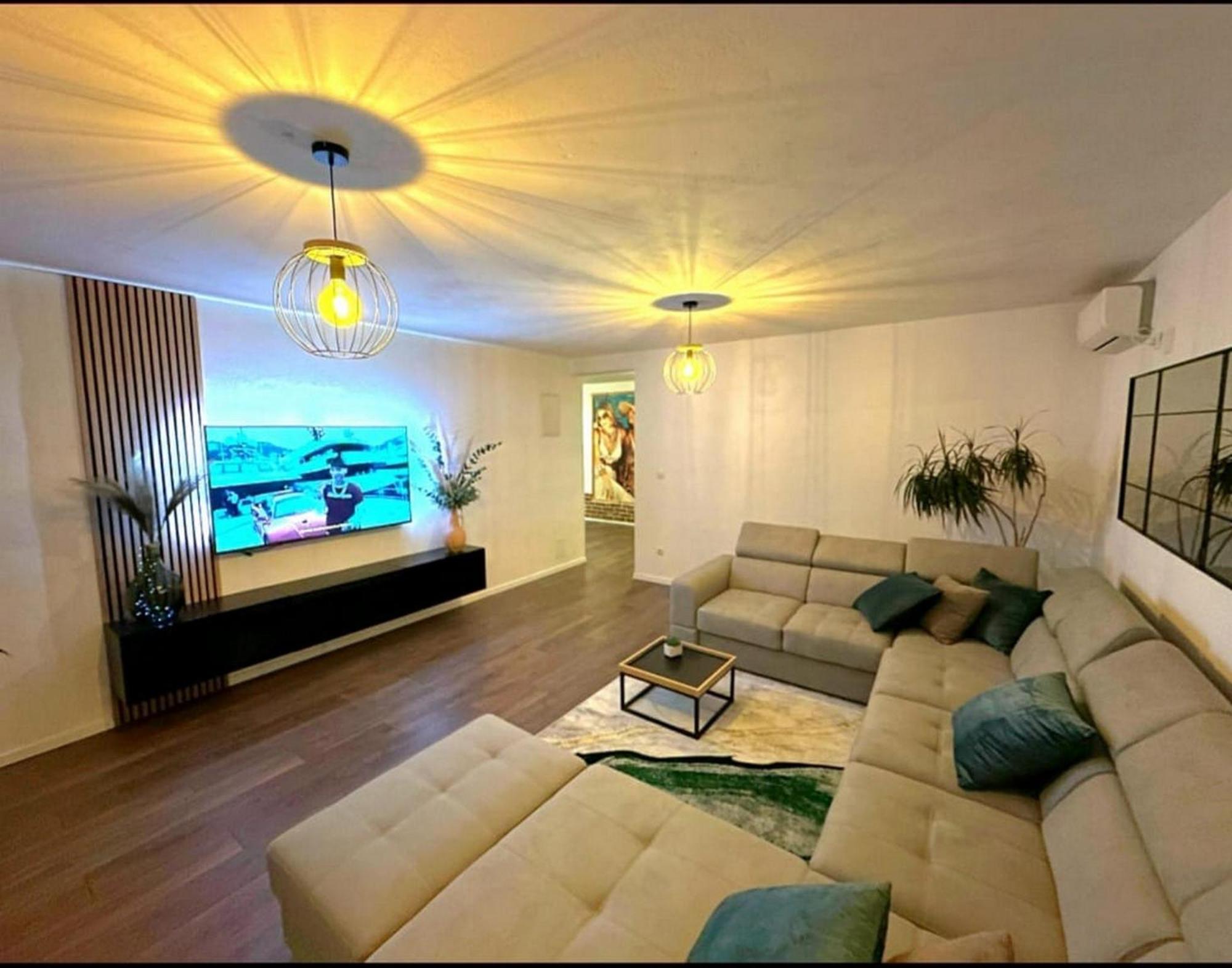 Holiday Home Chester With Heated Pool คาชเตลา ภายนอก รูปภาพ
