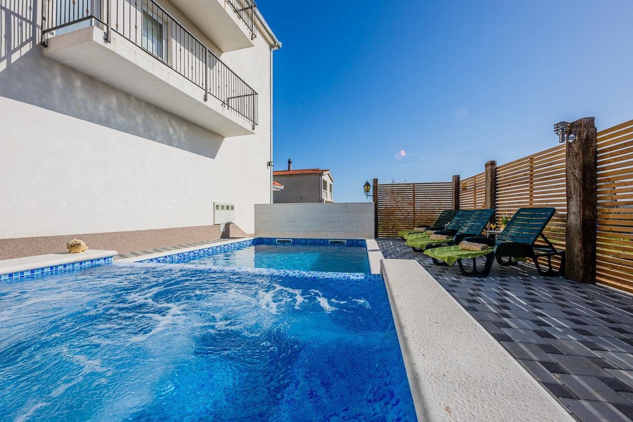 Holiday Home Chester With Heated Pool คาชเตลา ภายนอก รูปภาพ