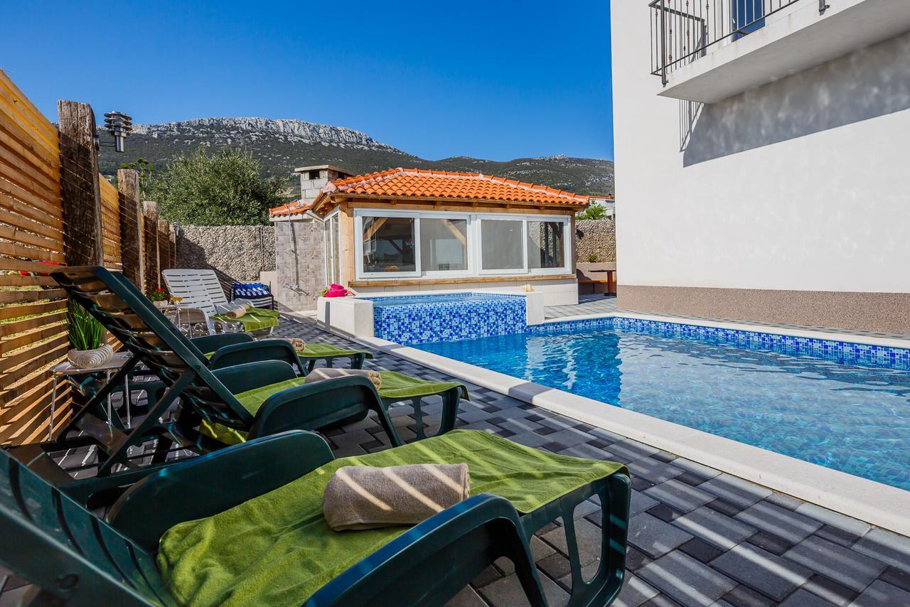 Holiday Home Chester With Heated Pool คาชเตลา ภายนอก รูปภาพ